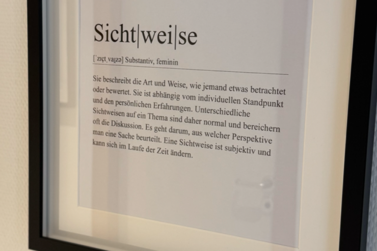 Text auf einer weißen Seite im Rahmen, Titel "Sichtweise" mit weiteren Informationen.